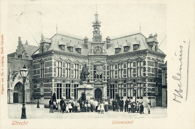 297 Gezicht op het Academiegebouw (Munsterkerkhof 29) te Utrecht met op de voorgrond het standbeeld Jan van Nassau ...